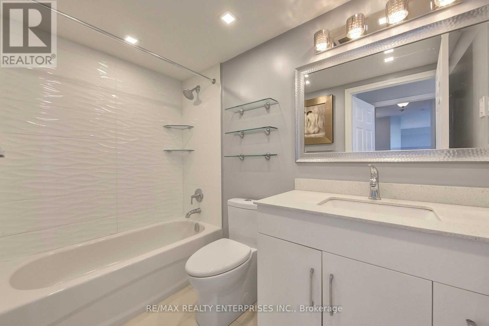 420 - 1001 Cedarglen Gate, Mississauga, ON - Indoor Photo Showing Bathroom