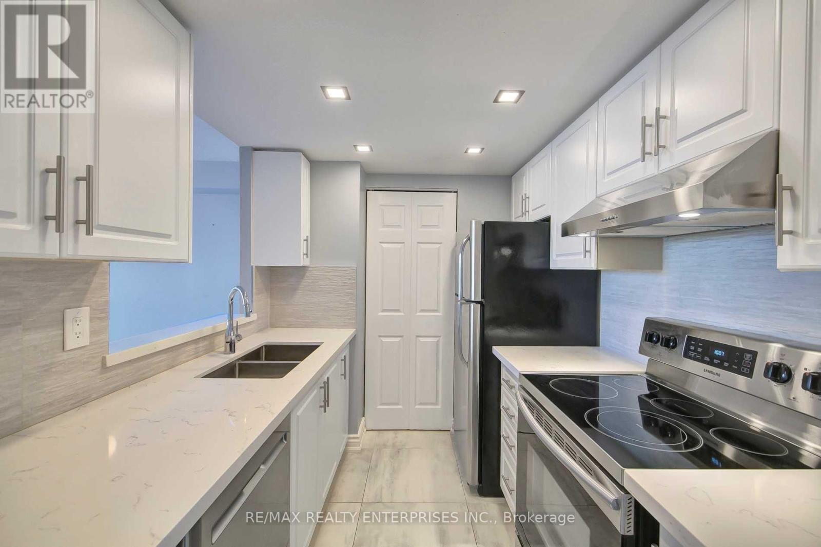 420 - 1001 Cedarglen Gate, Mississauga, ON - Indoor Photo Showing Kitchen With Double Sink