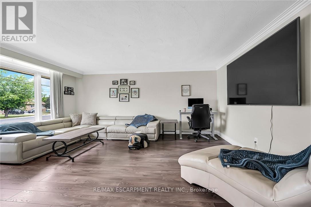 180 West Side Road, Port Colborne, ON - Indoor Photo Showing Living Room
