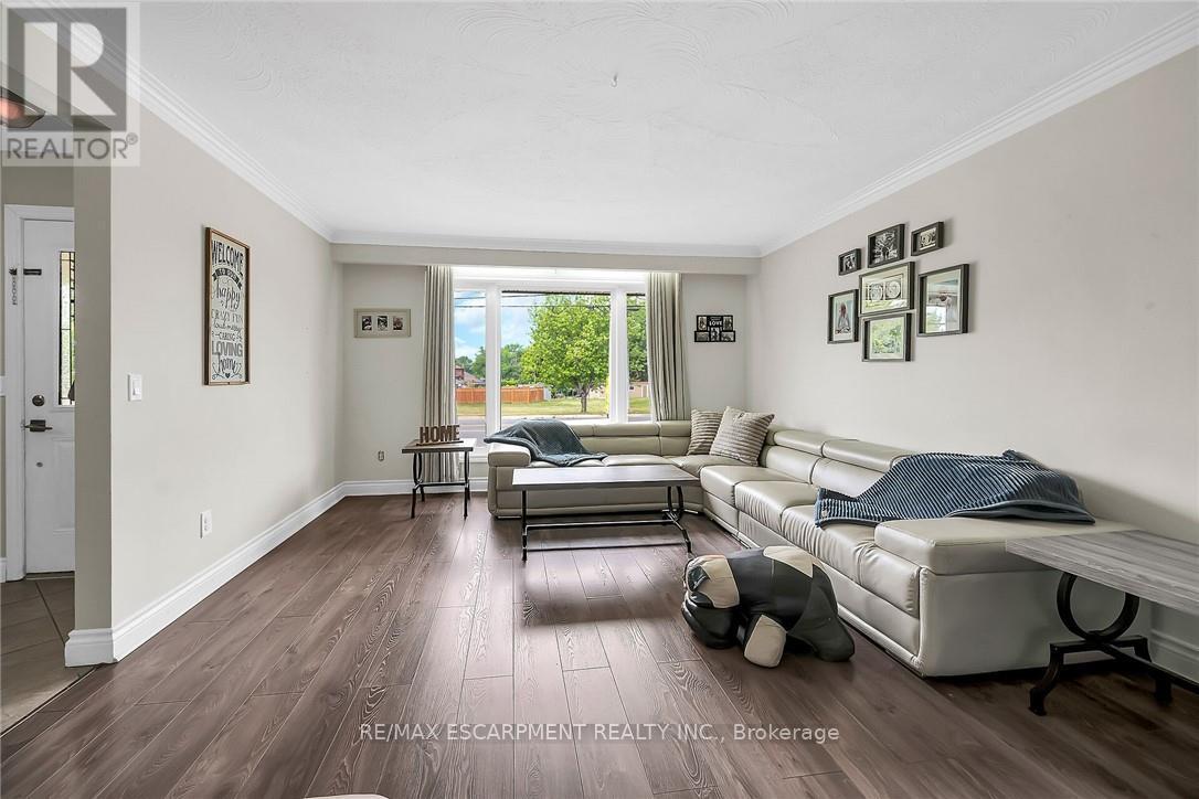 180 West Side Road, Port Colborne, ON - Indoor Photo Showing Living Room