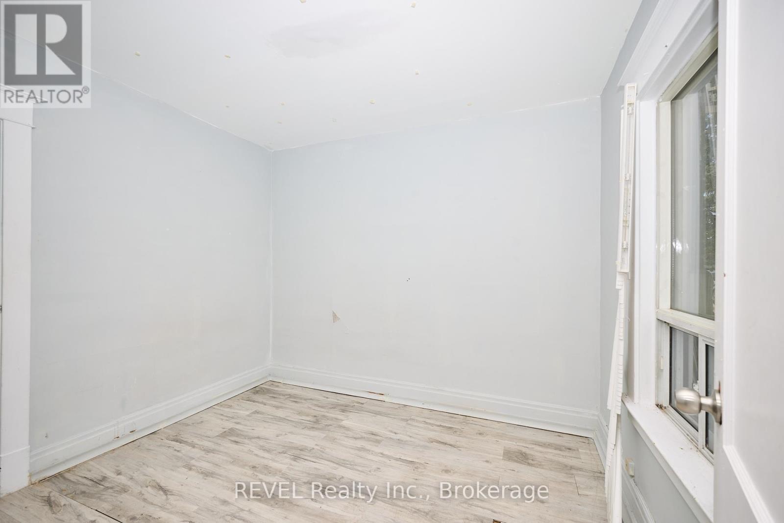 5806 Prince Edward Avenue, Niagara Falls (Hospital), ON - Indoor Photo Showing Other Room