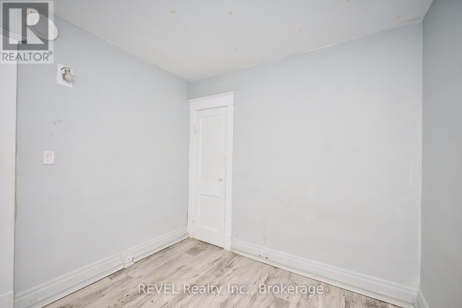 5806 Prince Edward Avenue, Niagara Falls (Hospital), ON - Indoor Photo Showing Other Room