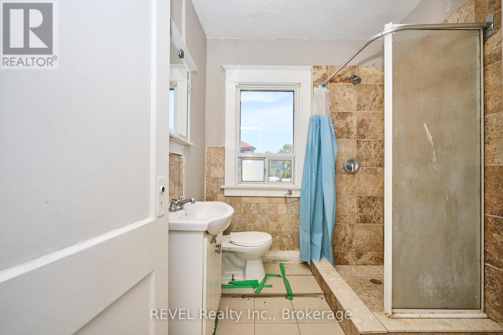 5806 Prince Edward Avenue, Niagara Falls (Hospital), ON - Indoor Photo Showing Bathroom