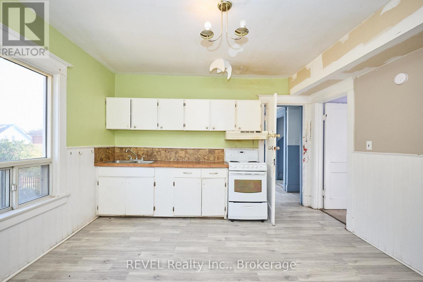 5806 Prince Edward Avenue, Niagara Falls (Hospital), ON - Indoor Photo Showing Kitchen With Double Sink