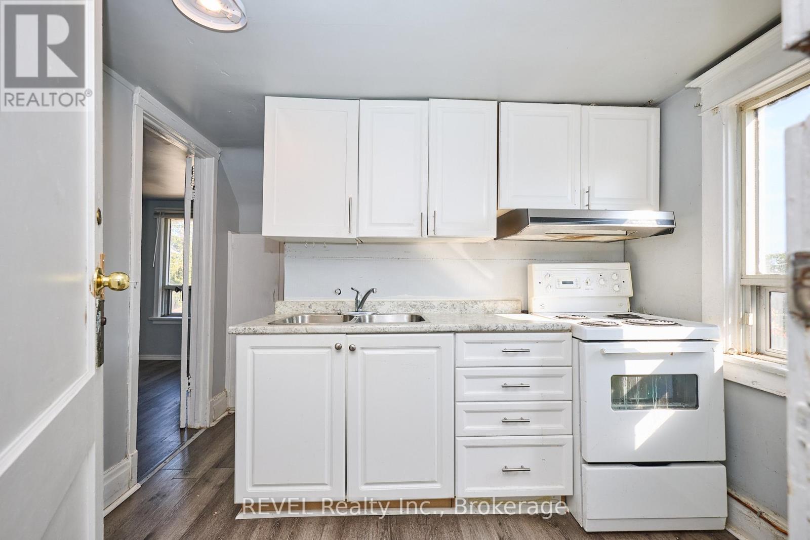 5806 Prince Edward Avenue, Niagara Falls (Hospital), ON - Indoor Photo Showing Kitchen With Double Sink