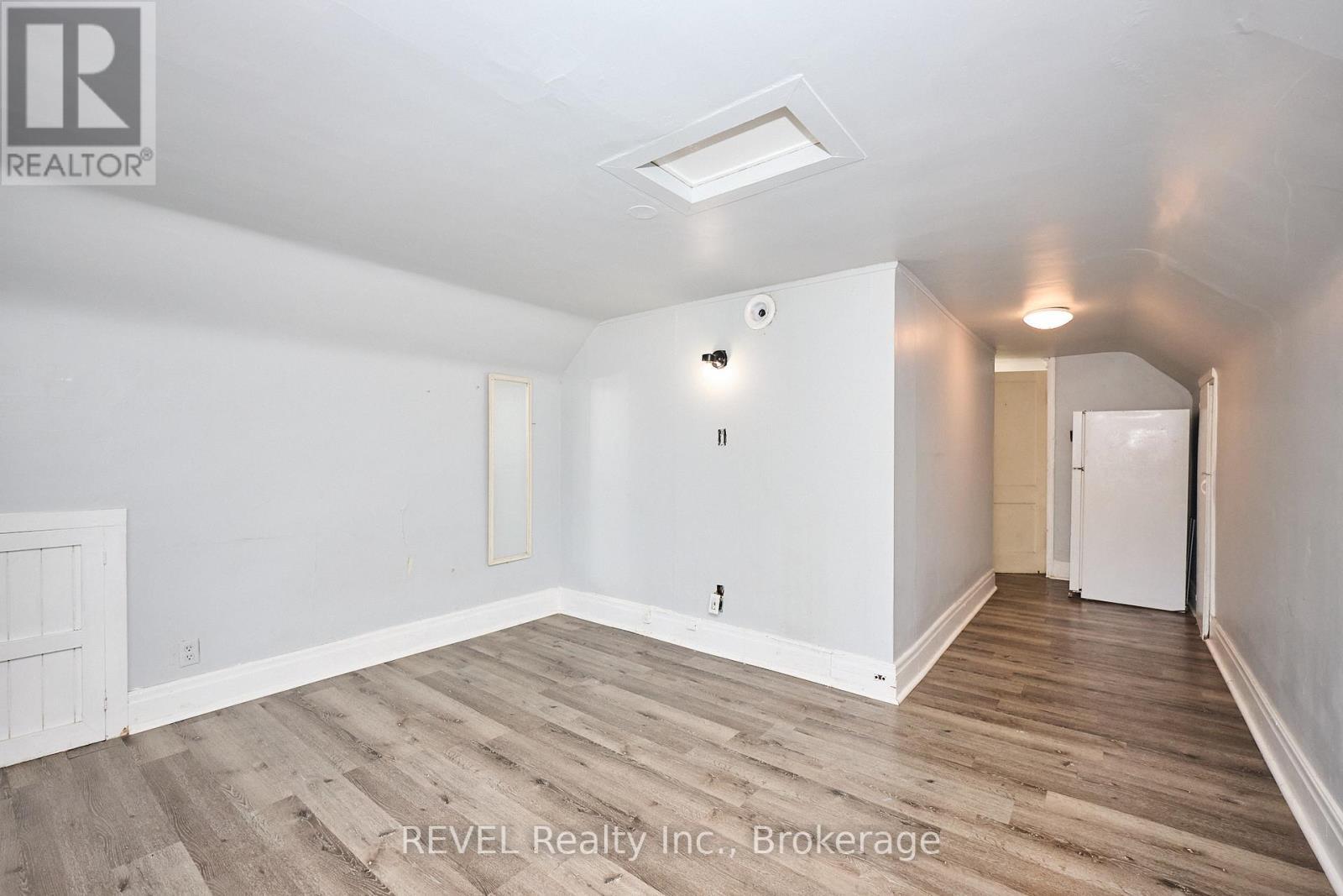 5806 Prince Edward Avenue, Niagara Falls (Hospital), ON - Indoor Photo Showing Other Room