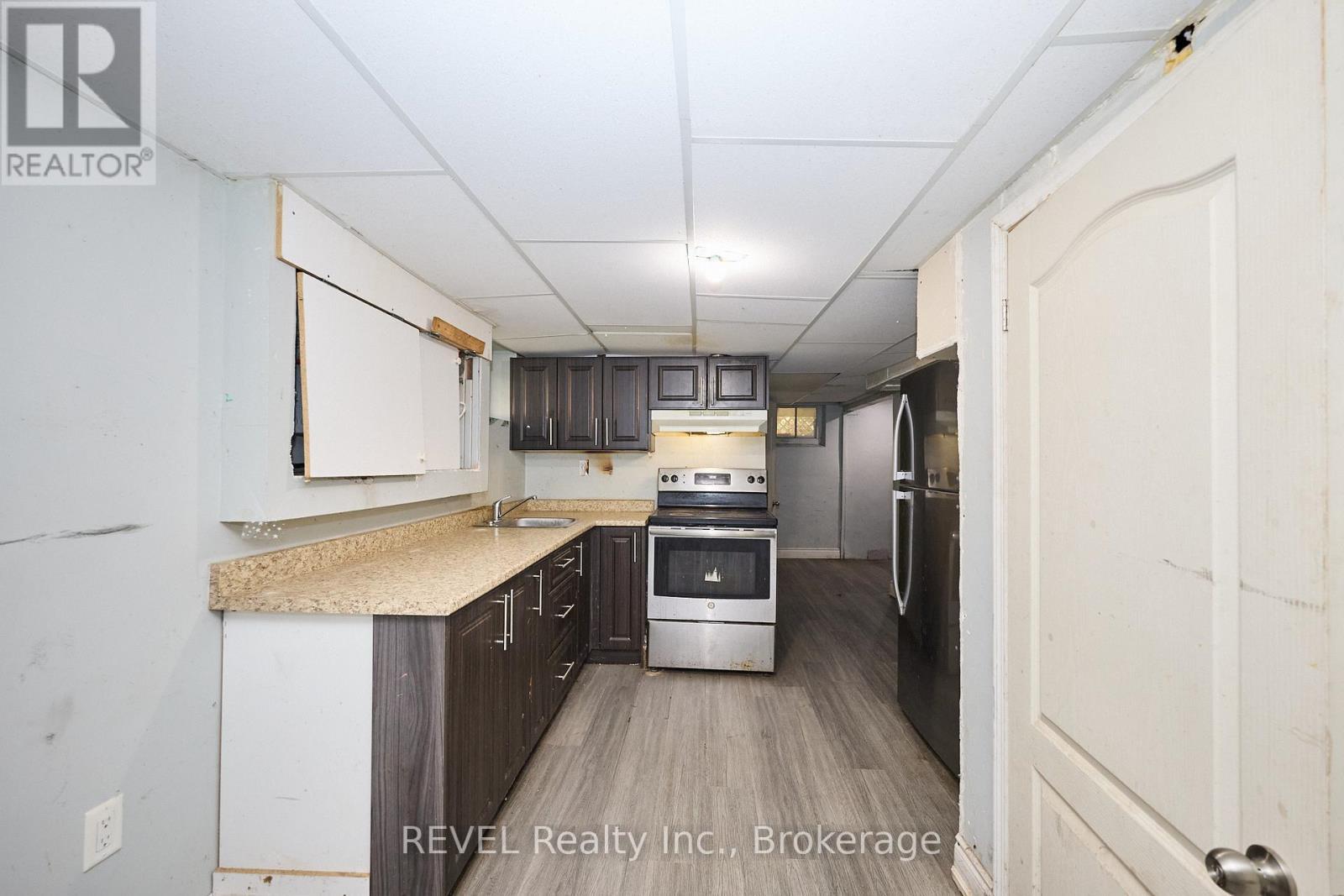 5806 Prince Edward Avenue, Niagara Falls (Hospital), ON - Indoor Photo Showing Kitchen