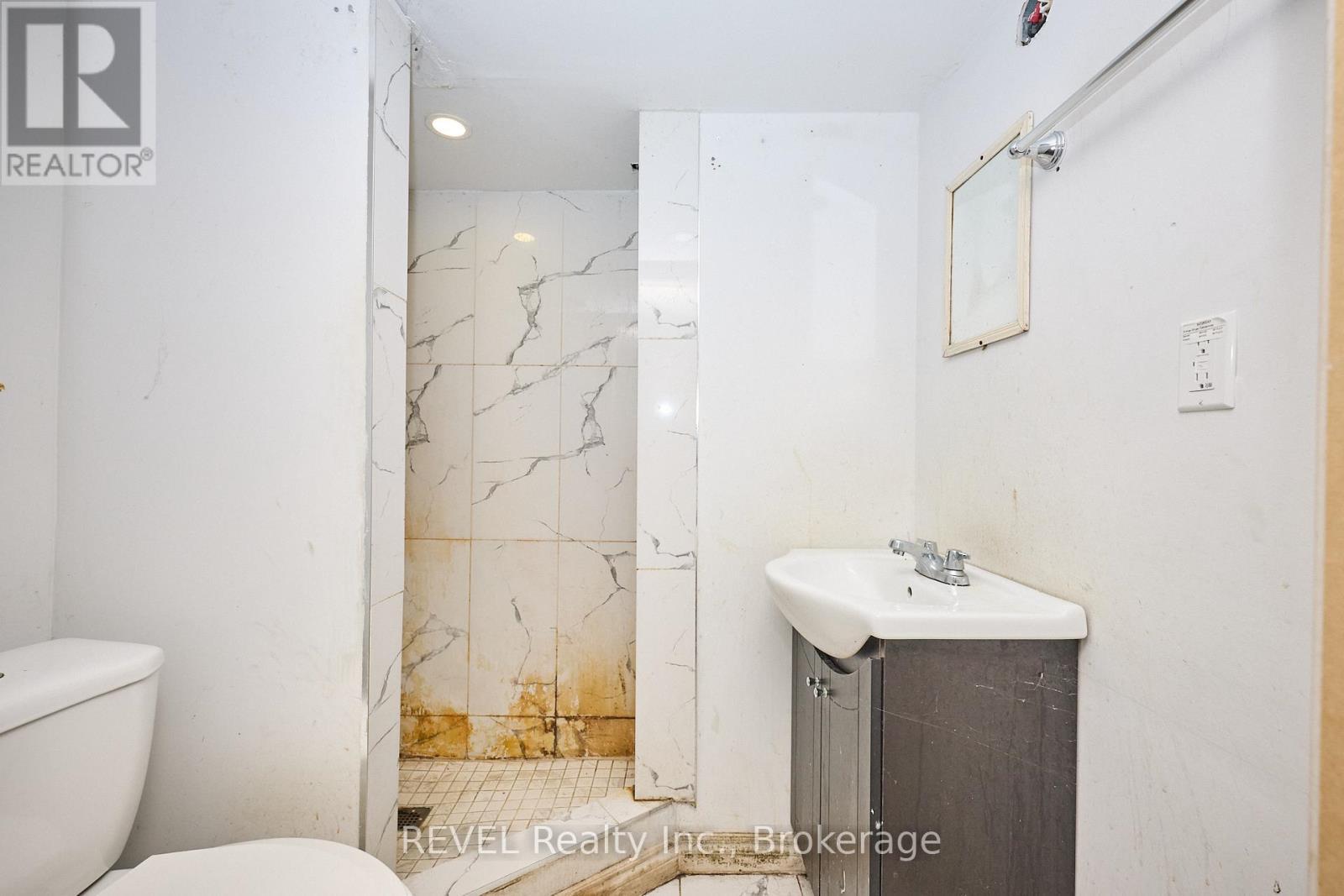 5806 Prince Edward Avenue, Niagara Falls (Hospital), ON - Indoor Photo Showing Bathroom