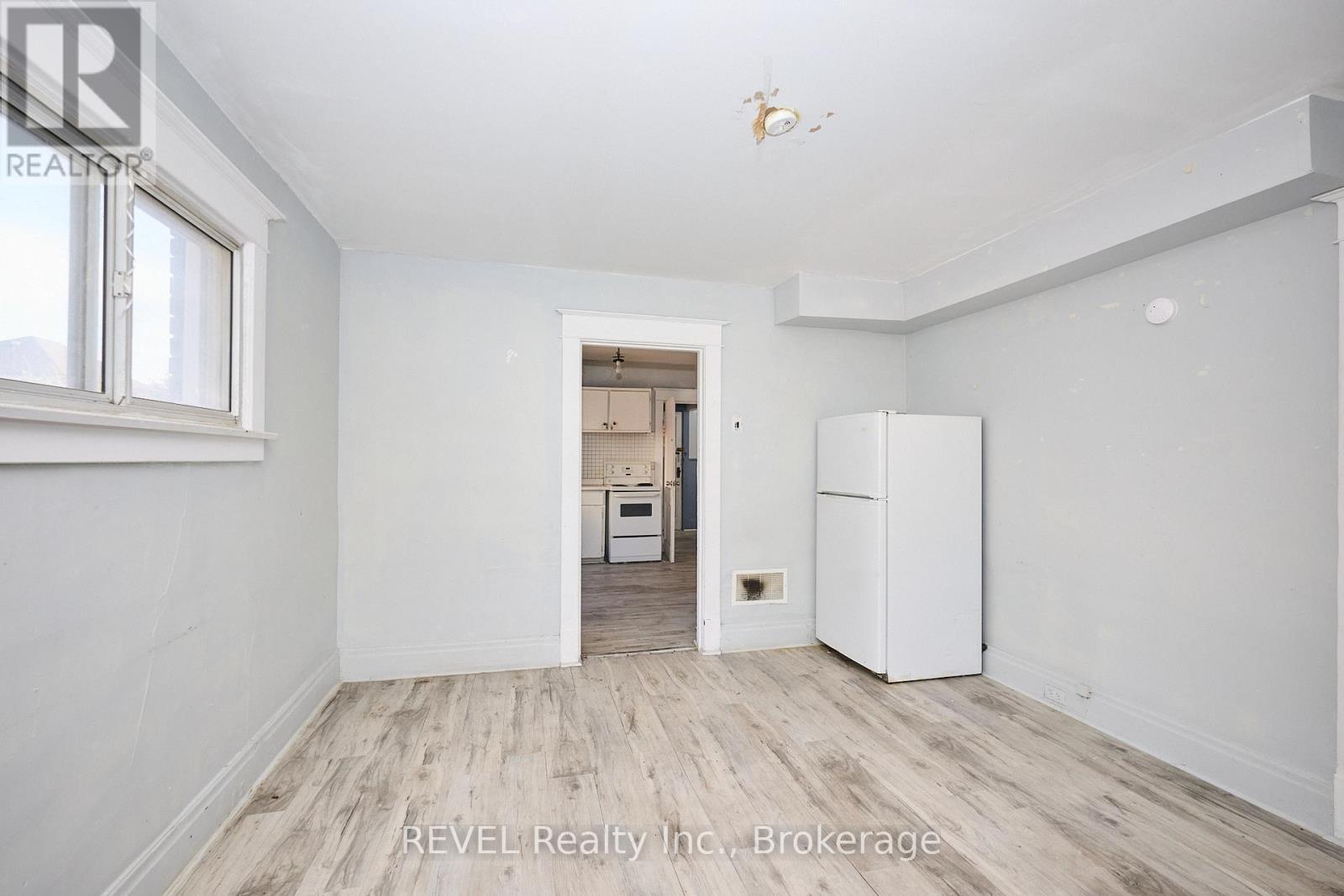 5806 Prince Edward Avenue, Niagara Falls (Hospital), ON - Indoor Photo Showing Other Room