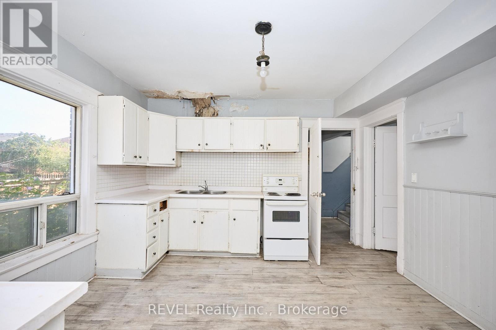 5806 Prince Edward Avenue, Niagara Falls (Hospital), ON - Indoor Photo Showing Kitchen With Double Sink
