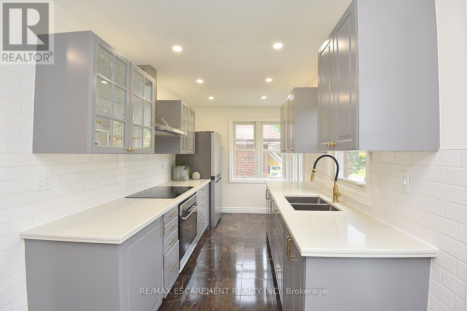 45 Dunkirk Drive, Hamilton, ON - Indoor Photo Showing Kitchen With Double Sink With Upgraded Kitchen