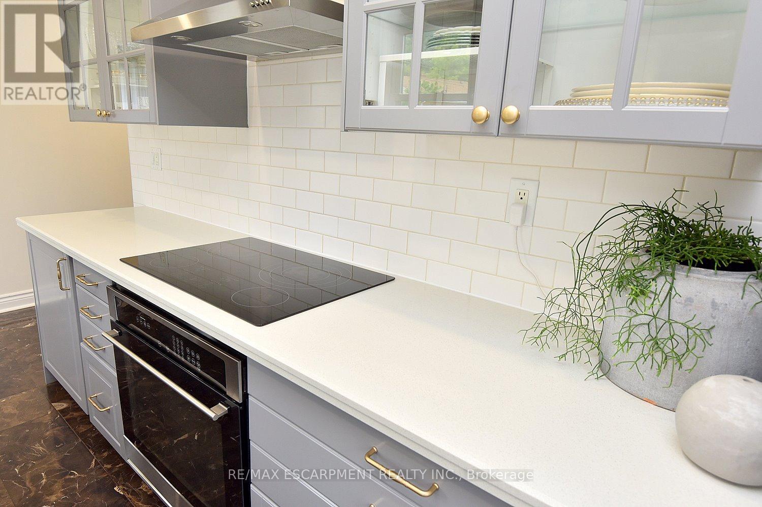 45 Dunkirk Drive, Hamilton, ON - Indoor Photo Showing Kitchen