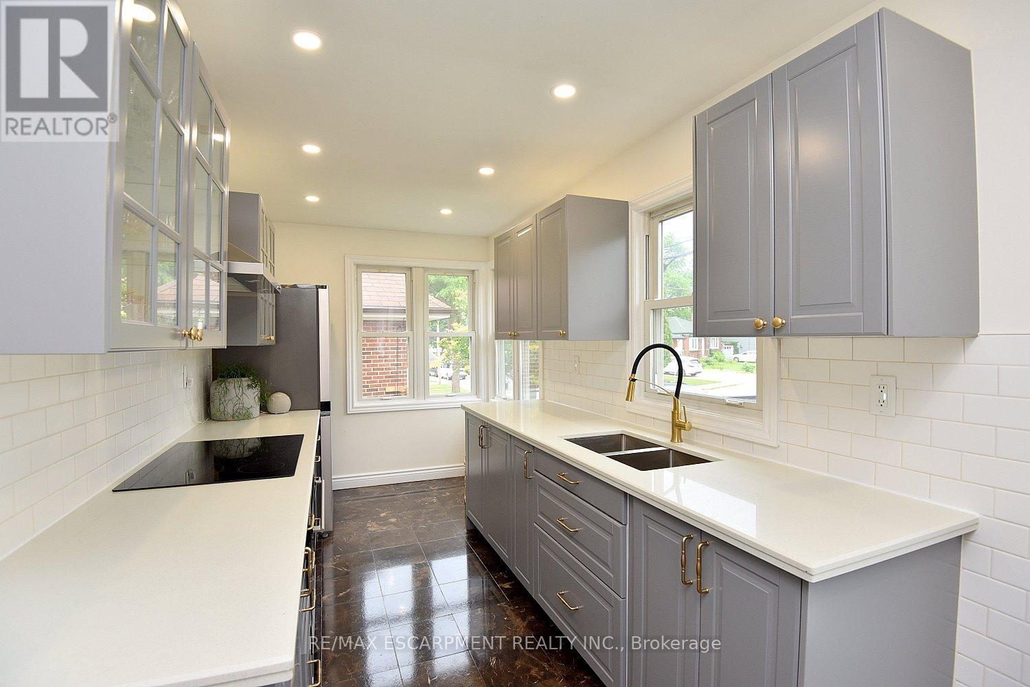 45 Dunkirk Drive, Hamilton, ON - Indoor Photo Showing Kitchen With Double Sink With Upgraded Kitchen