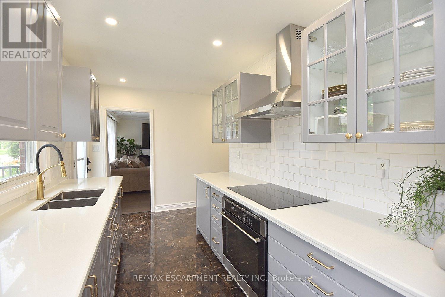 45 Dunkirk Drive, Hamilton, ON - Indoor Photo Showing Kitchen With Double Sink With Upgraded Kitchen