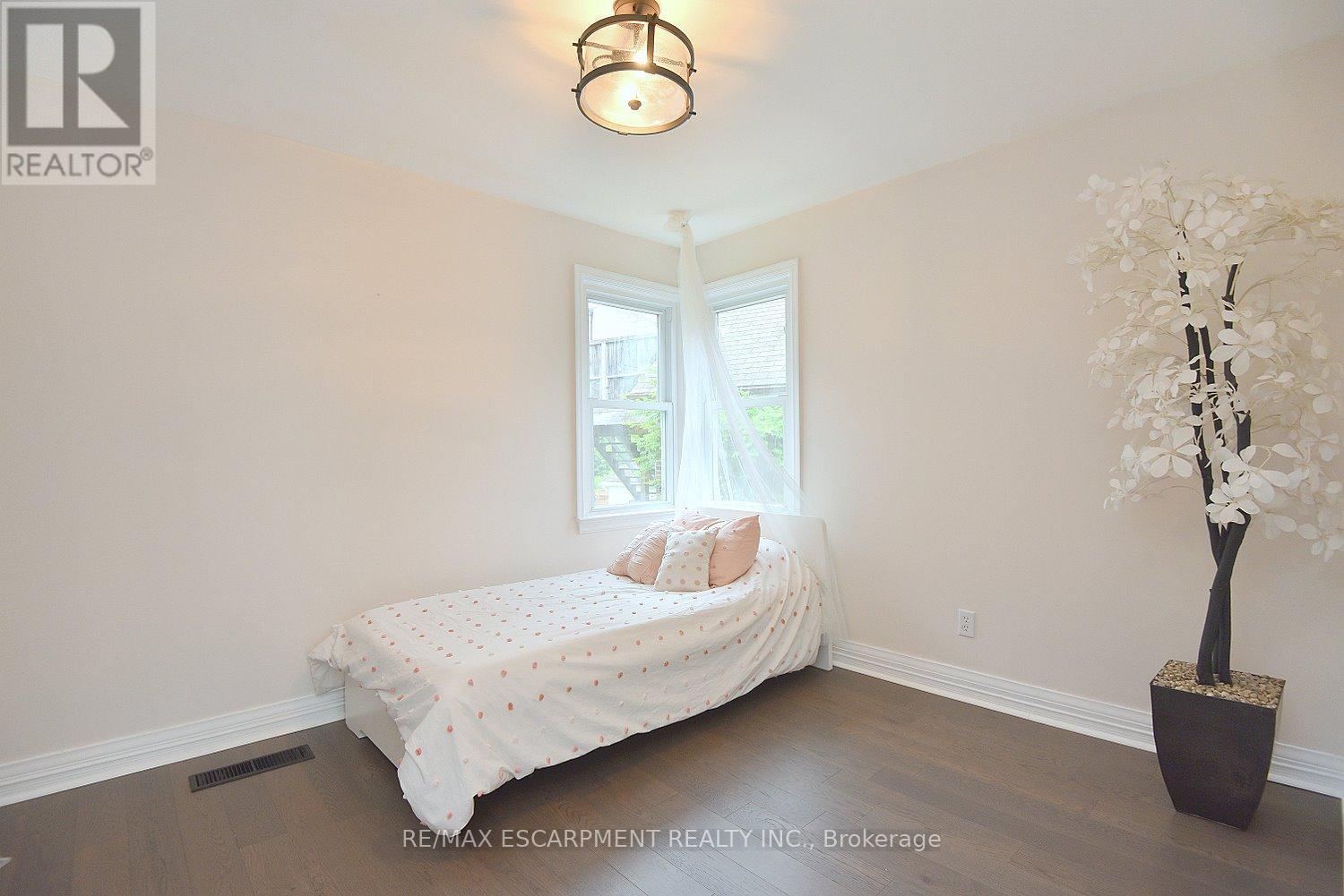 45 Dunkirk Drive, Hamilton, ON - Indoor Photo Showing Bedroom