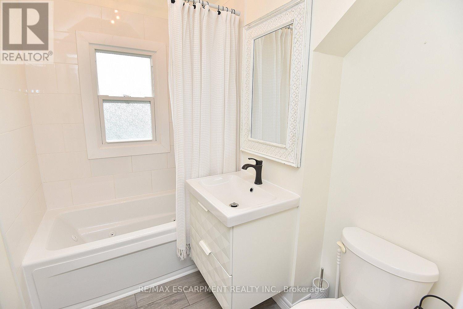 45 Dunkirk Drive, Hamilton, ON - Indoor Photo Showing Bathroom
