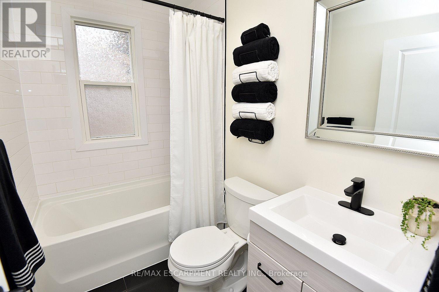 45 Dunkirk Drive, Hamilton, ON - Indoor Photo Showing Bathroom