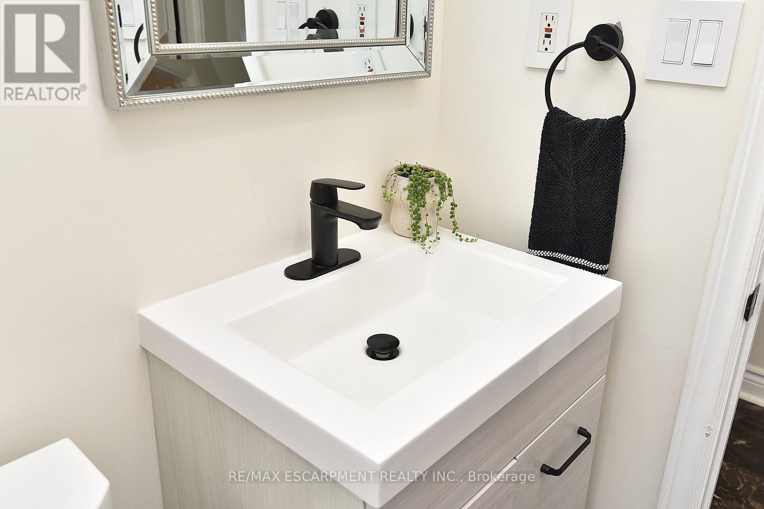 45 Dunkirk Drive, Hamilton, ON - Indoor Photo Showing Bathroom