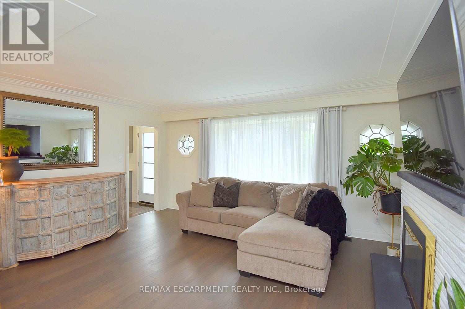 45 Dunkirk Drive, Hamilton, ON - Indoor Photo Showing Living Room
