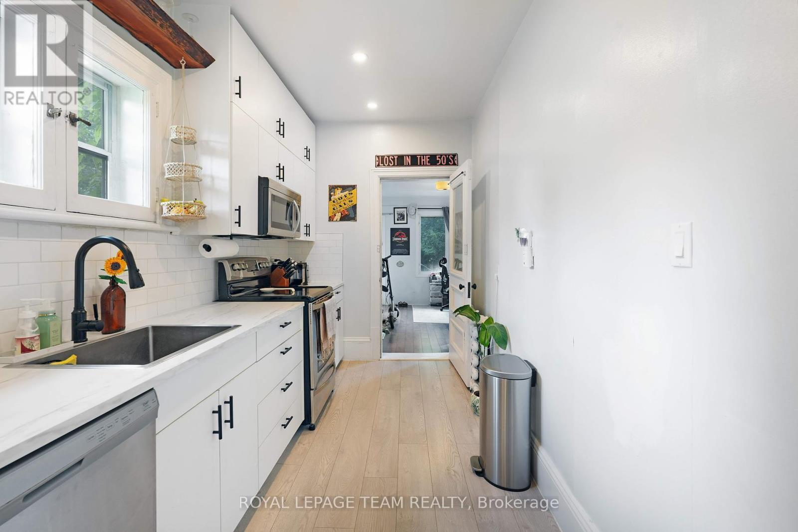 166 Fifth Avenue, Ottawa, ON - Indoor Photo Showing Kitchen