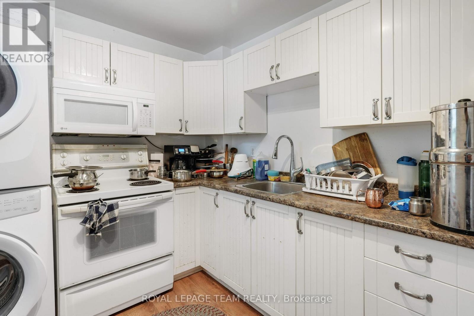 166 Fifth Avenue, Ottawa, ON - Indoor Photo Showing Kitchen