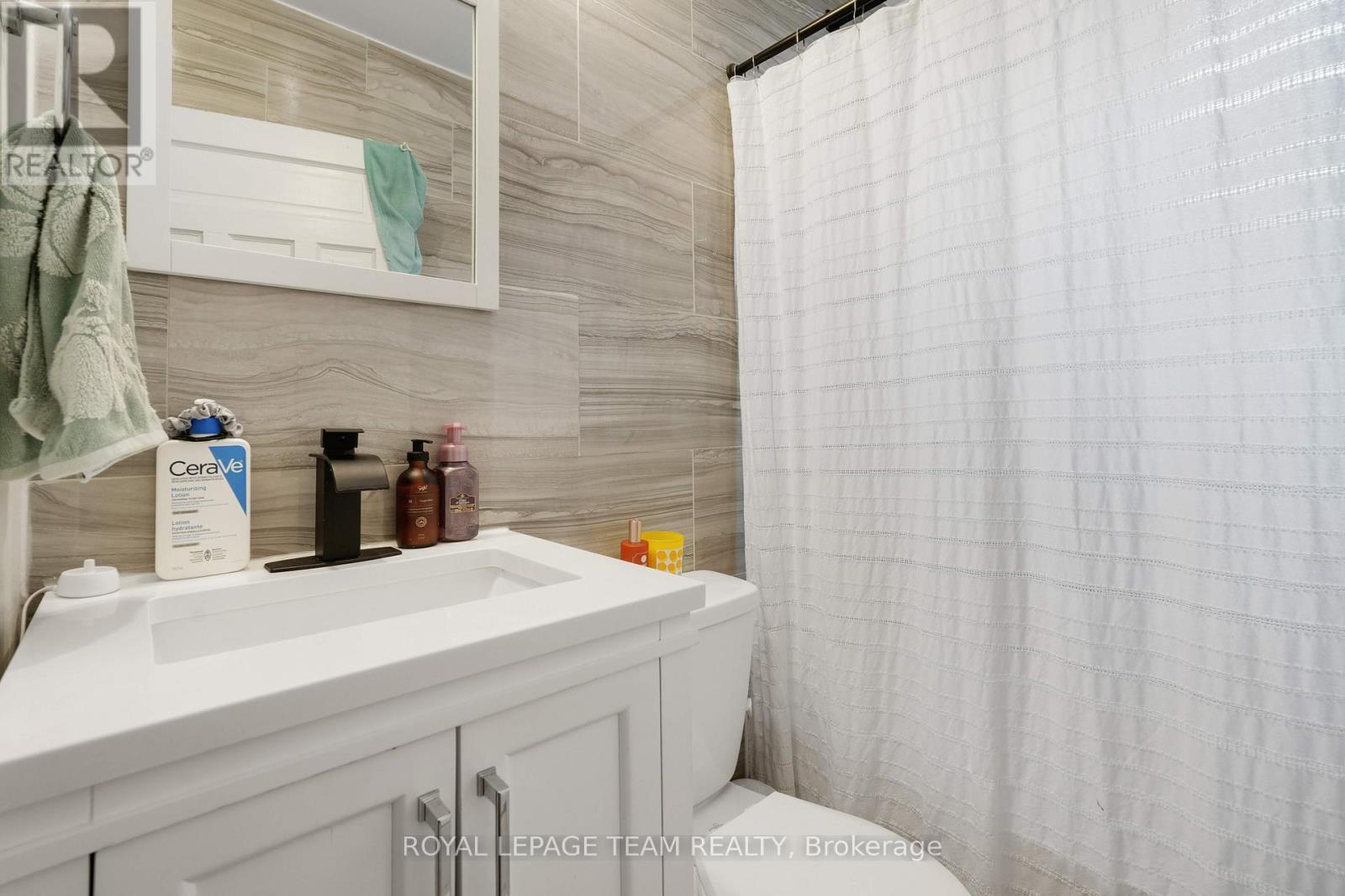 166 Fifth Avenue, Ottawa, ON - Indoor Photo Showing Bathroom