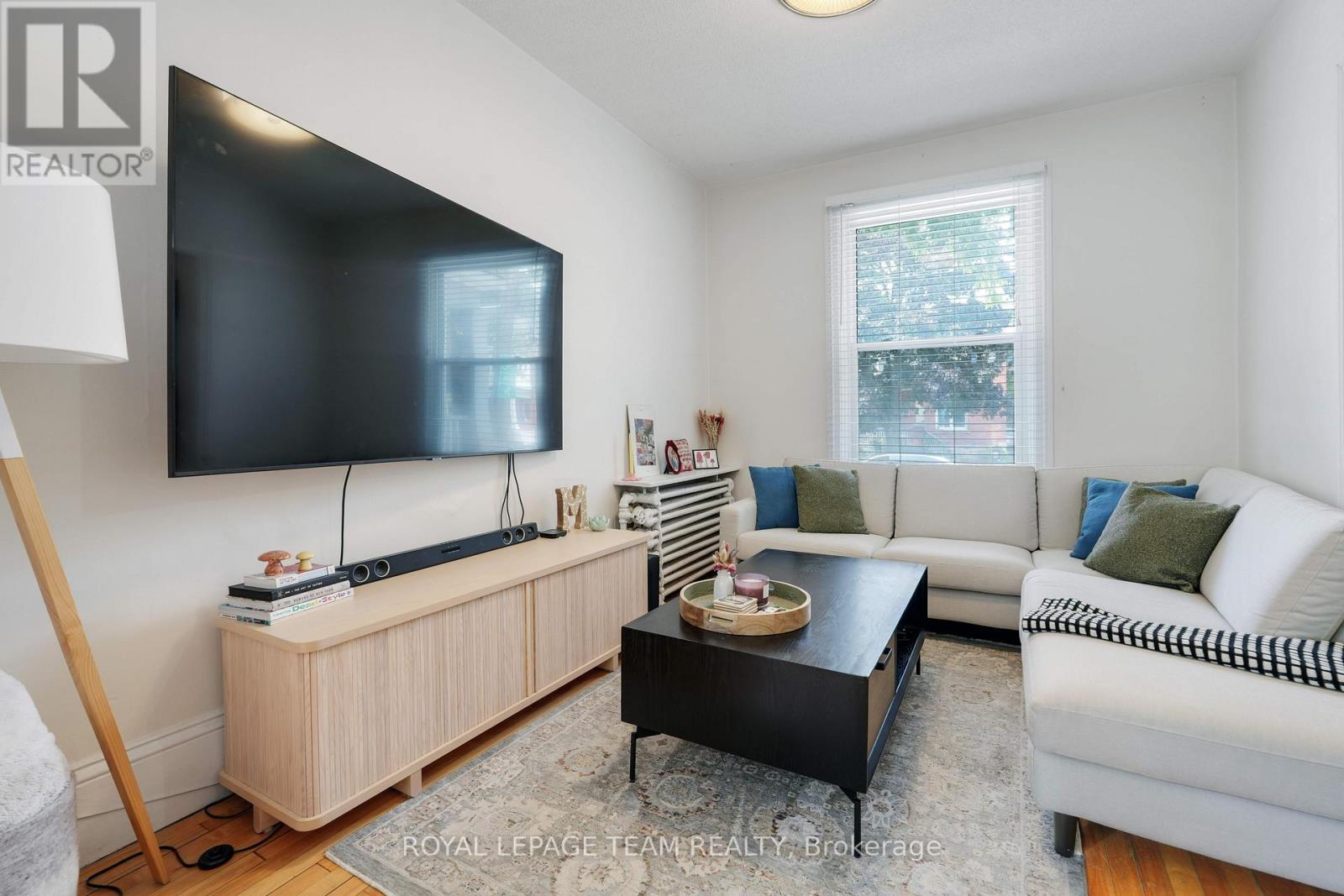 166 Fifth Avenue, Ottawa, ON - Indoor Photo Showing Living Room