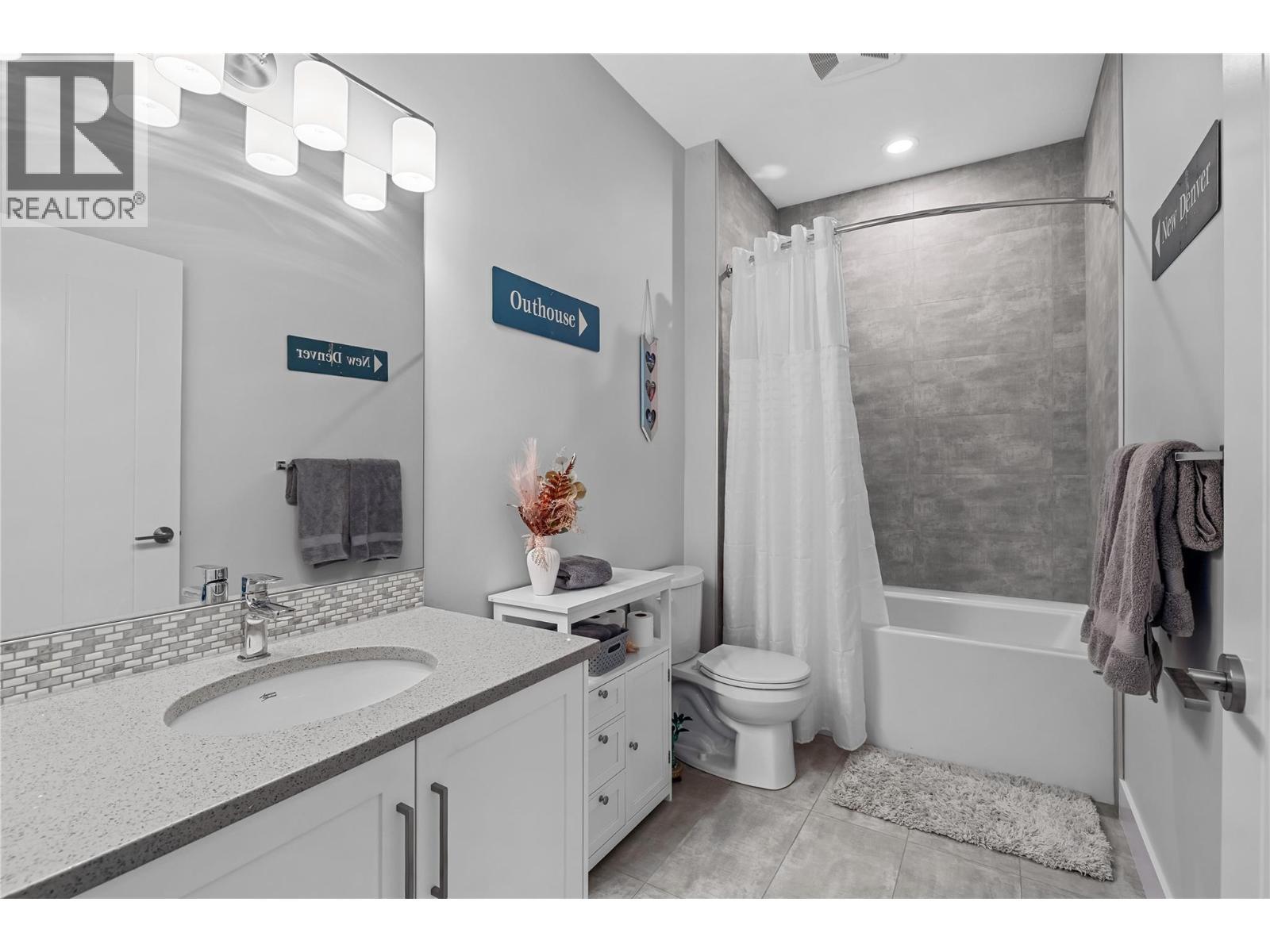 2573 Crown Crest Drive, West Kelowna, BC - Indoor Photo Showing Bathroom