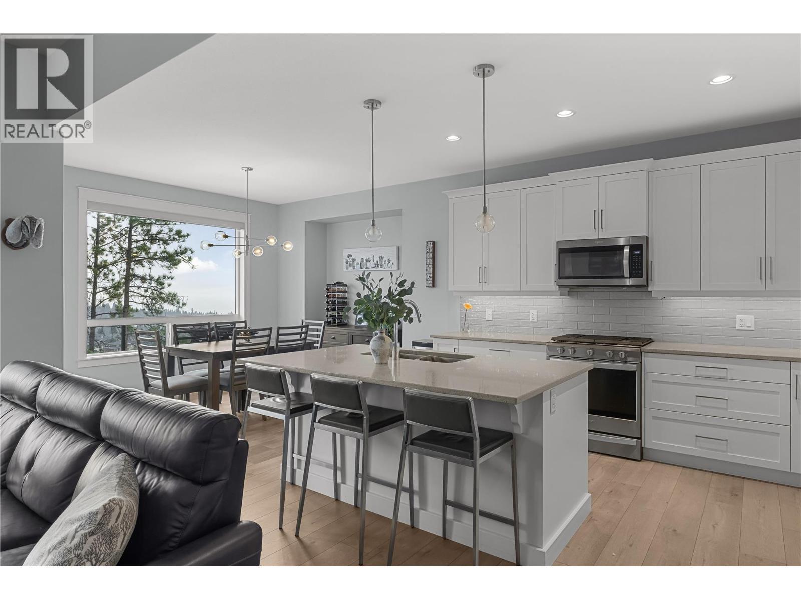 2573 Crown Crest Drive, West Kelowna, BC - Indoor Photo Showing Kitchen With Upgraded Kitchen