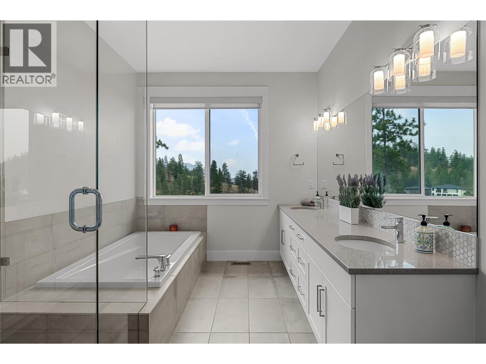 2573 Crown Crest Drive, West Kelowna, BC - Indoor Photo Showing Bathroom