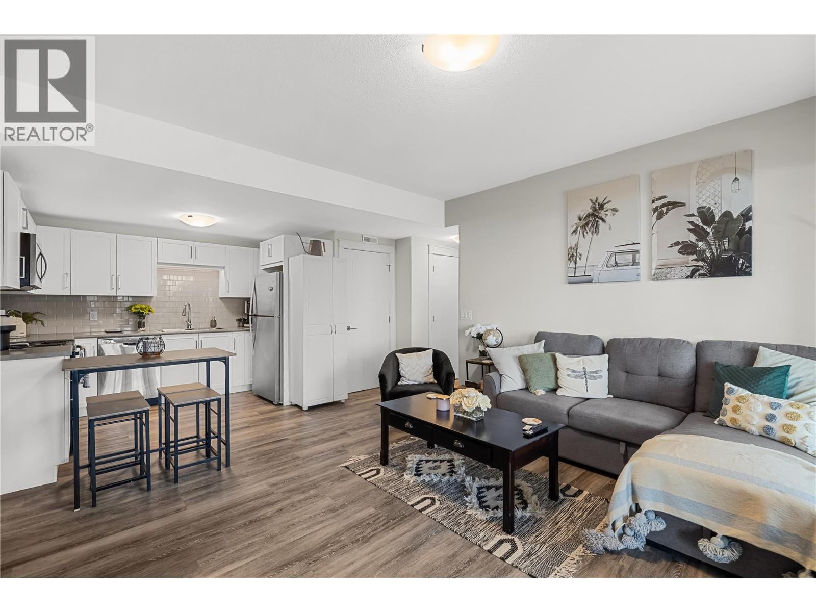 2573 Crown Crest Drive, West Kelowna, BC - Indoor Photo Showing Living Room