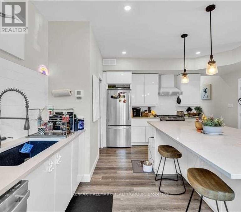 B1 - 359 Whitby Avenue, Ottawa, ON - Indoor Photo Showing Kitchen With Upgraded Kitchen