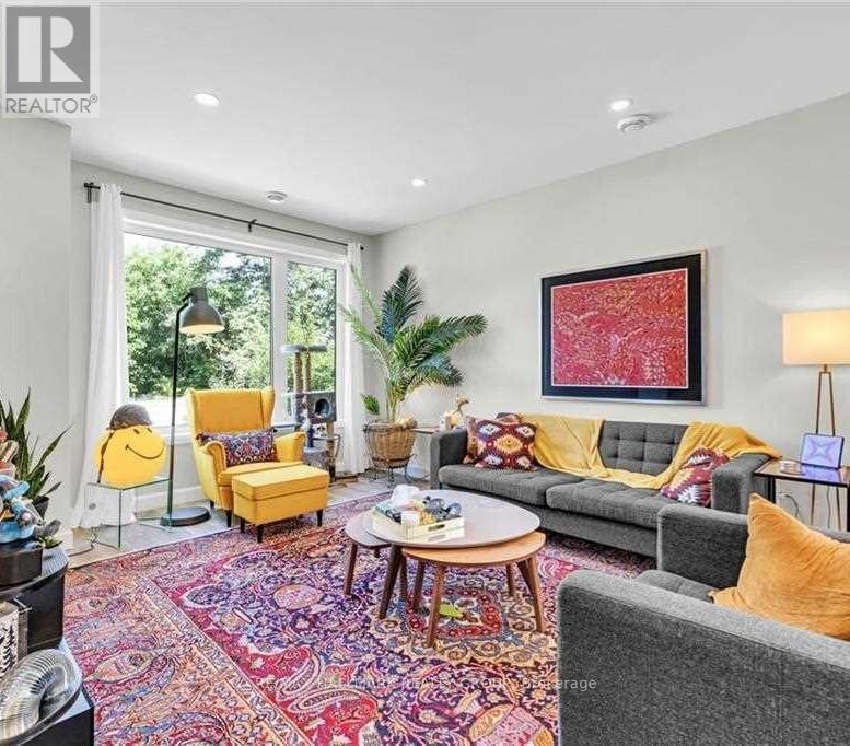 B1 - 359 Whitby Avenue, Ottawa, ON - Indoor Photo Showing Living Room
