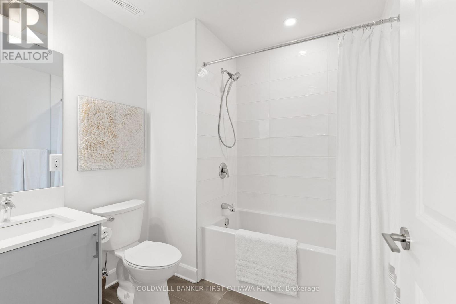 102 - 520 Pimiwidon Street, Ottawa, ON - Indoor Photo Showing Bathroom