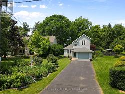 Parking for 6 vehicles in the driveway -