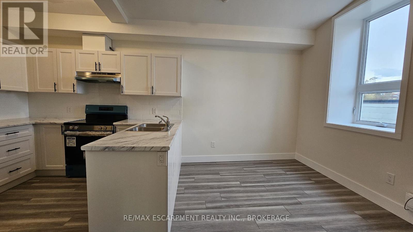 363 Front Street, Belleville (Belleville Ward), ON - Indoor Photo Showing Kitchen With Double Sink