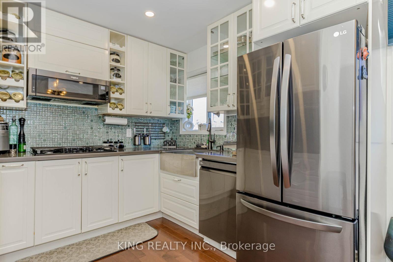 28 Ainslie Avenue, Hamilton, ON - Indoor Photo Showing Kitchen With Stainless Steel Kitchen With Upgraded Kitchen