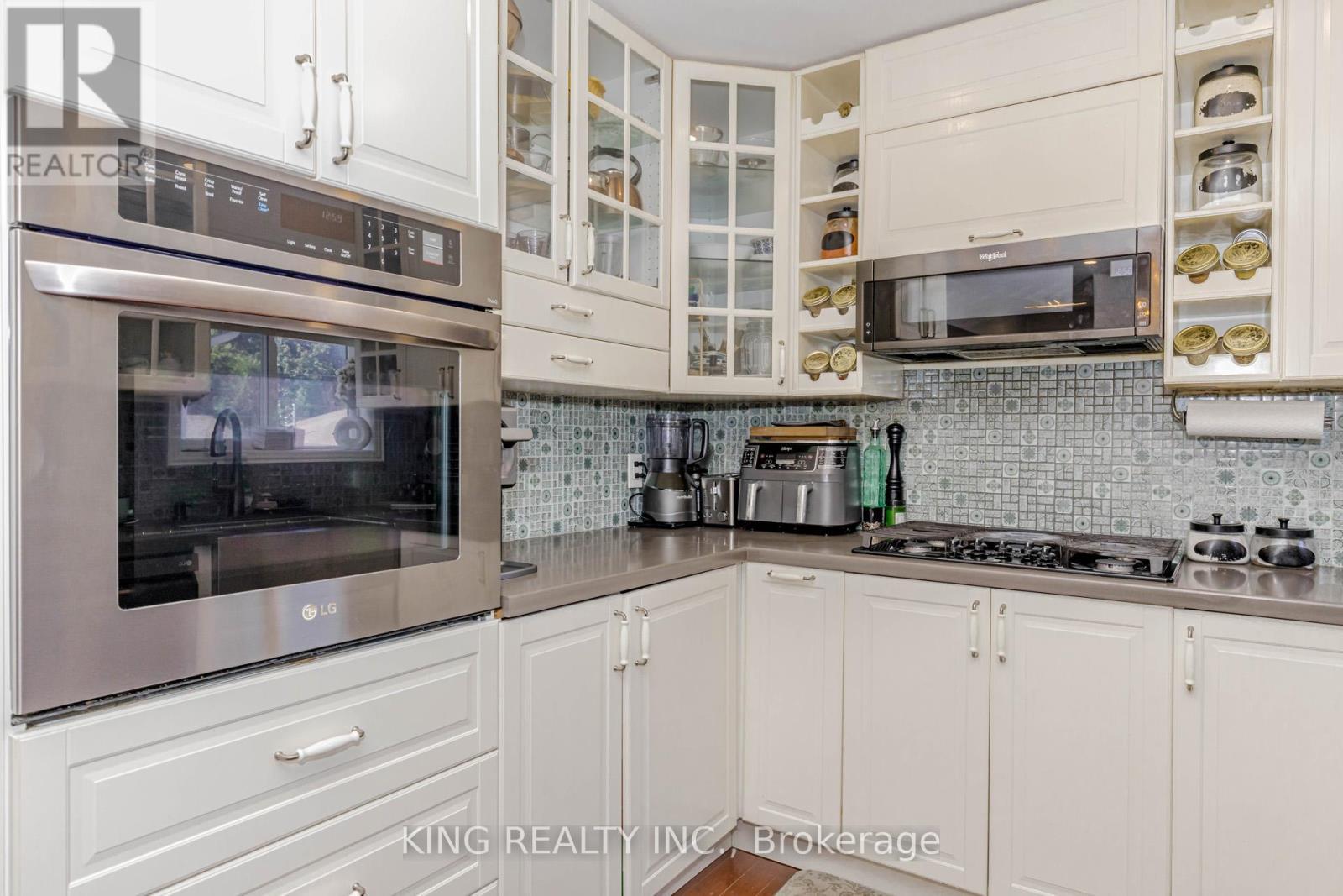 28 Ainslie Avenue, Hamilton, ON - Indoor Photo Showing Kitchen With Upgraded Kitchen