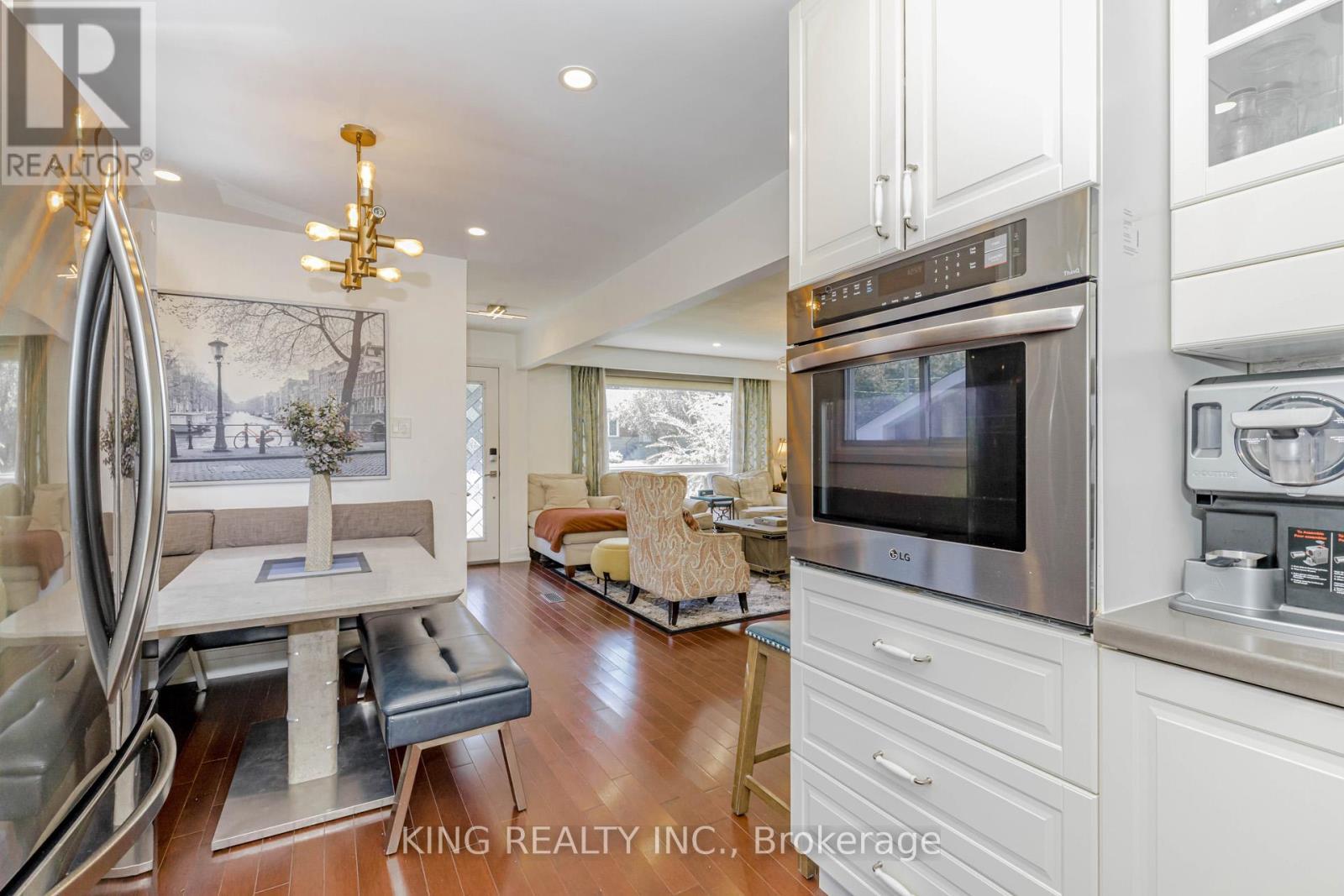 28 Ainslie Avenue, Hamilton, ON - Indoor Photo Showing Kitchen