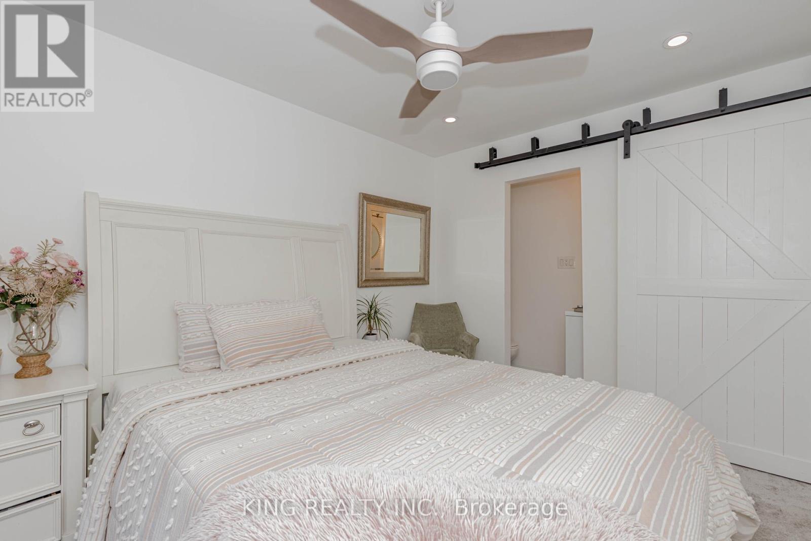 28 Ainslie Avenue, Hamilton, ON - Indoor Photo Showing Bedroom
