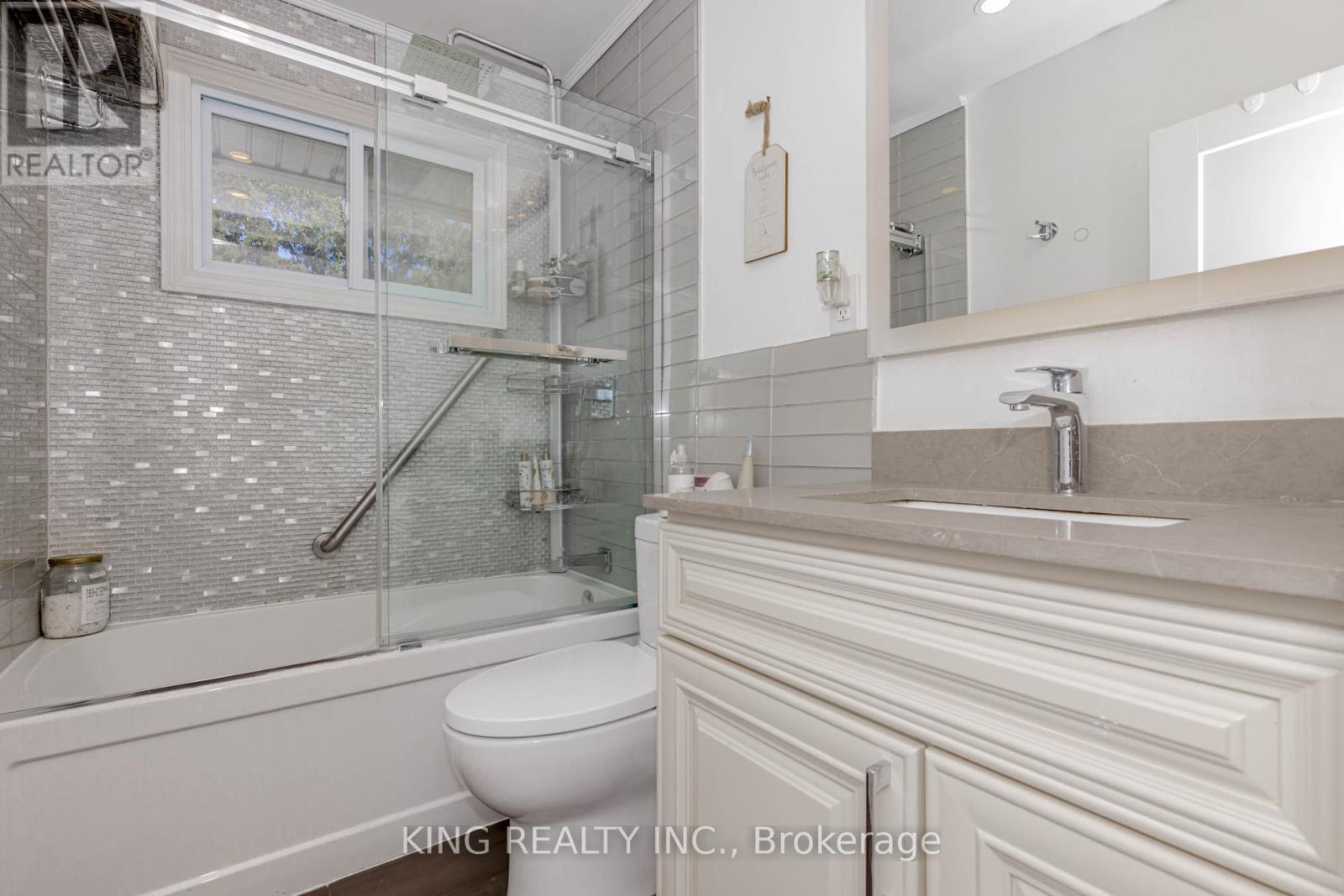 28 Ainslie Avenue, Hamilton, ON - Indoor Photo Showing Bathroom