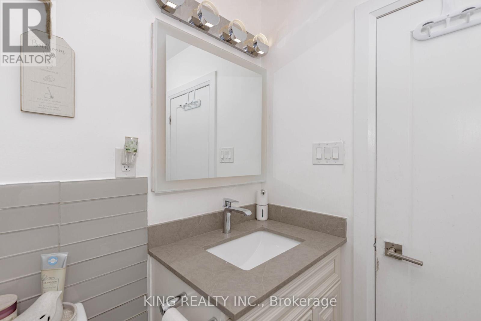 28 Ainslie Avenue, Hamilton, ON - Indoor Photo Showing Bathroom