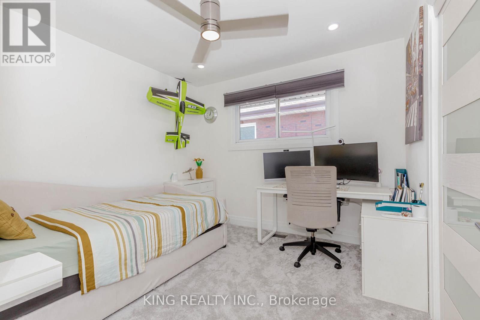 28 Ainslie Avenue, Hamilton, ON - Indoor Photo Showing Bedroom