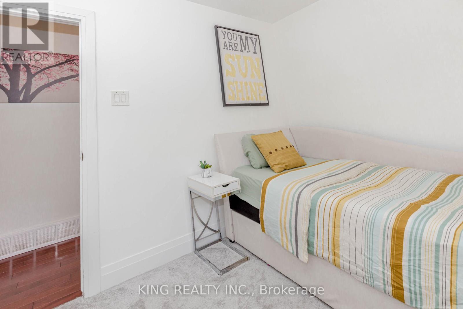 28 Ainslie Avenue, Hamilton, ON - Indoor Photo Showing Bedroom
