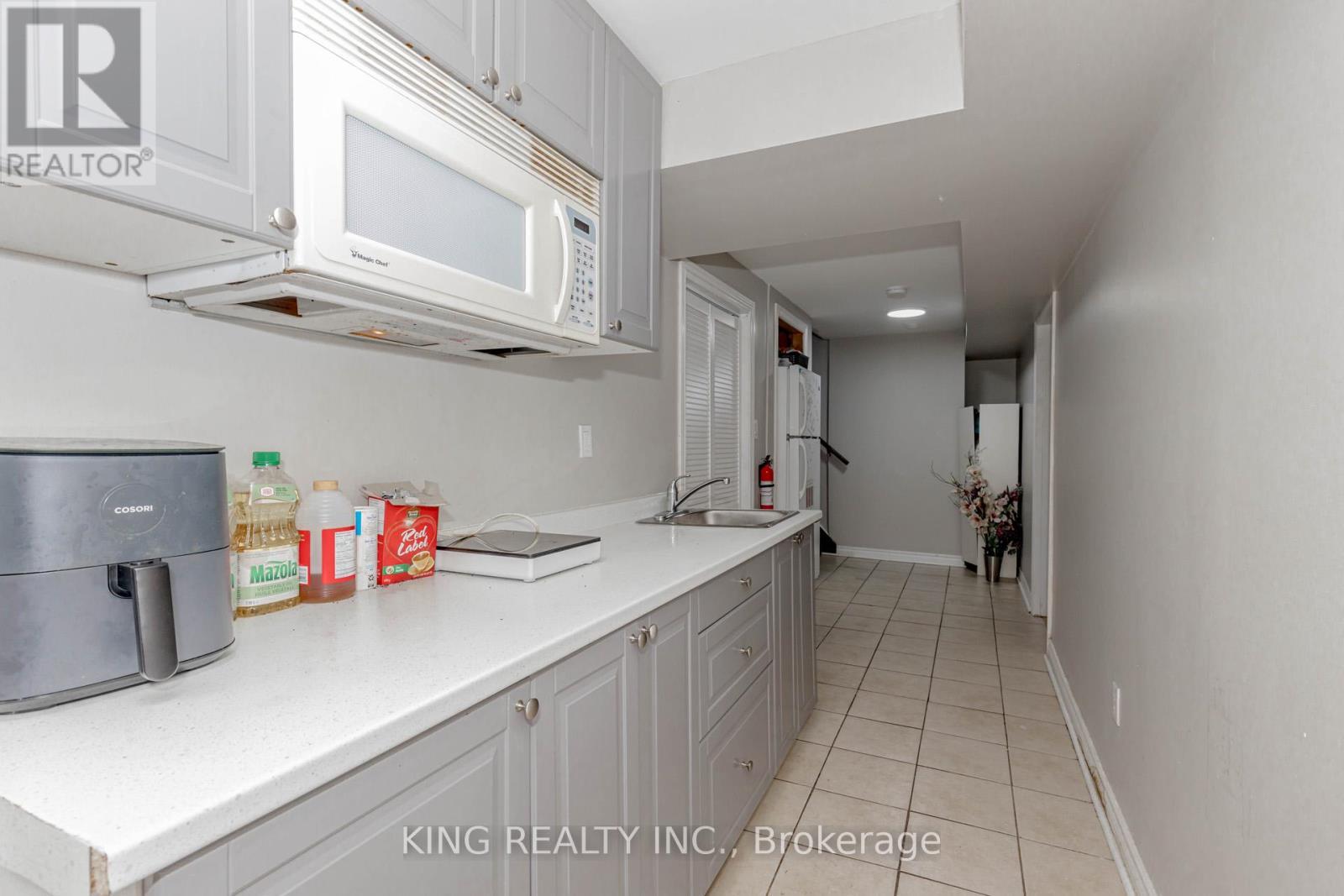 28 Ainslie Avenue, Hamilton, ON - Indoor Photo Showing Other Room