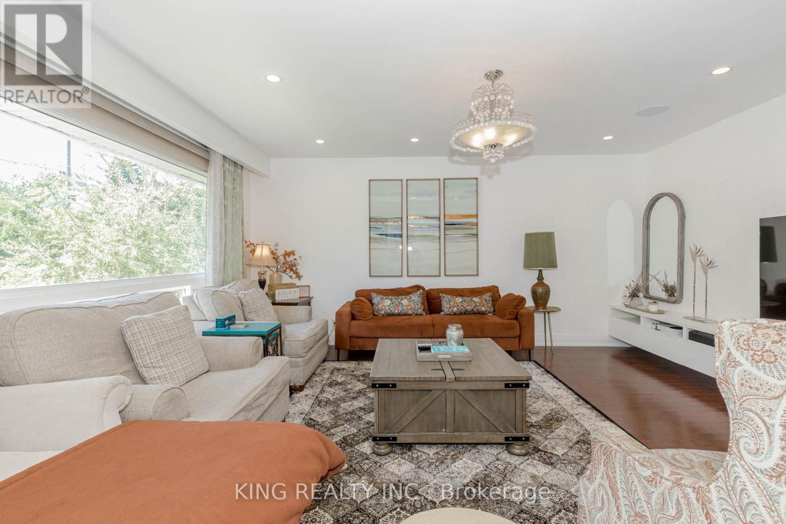 28 Ainslie Avenue, Hamilton, ON - Indoor Photo Showing Living Room