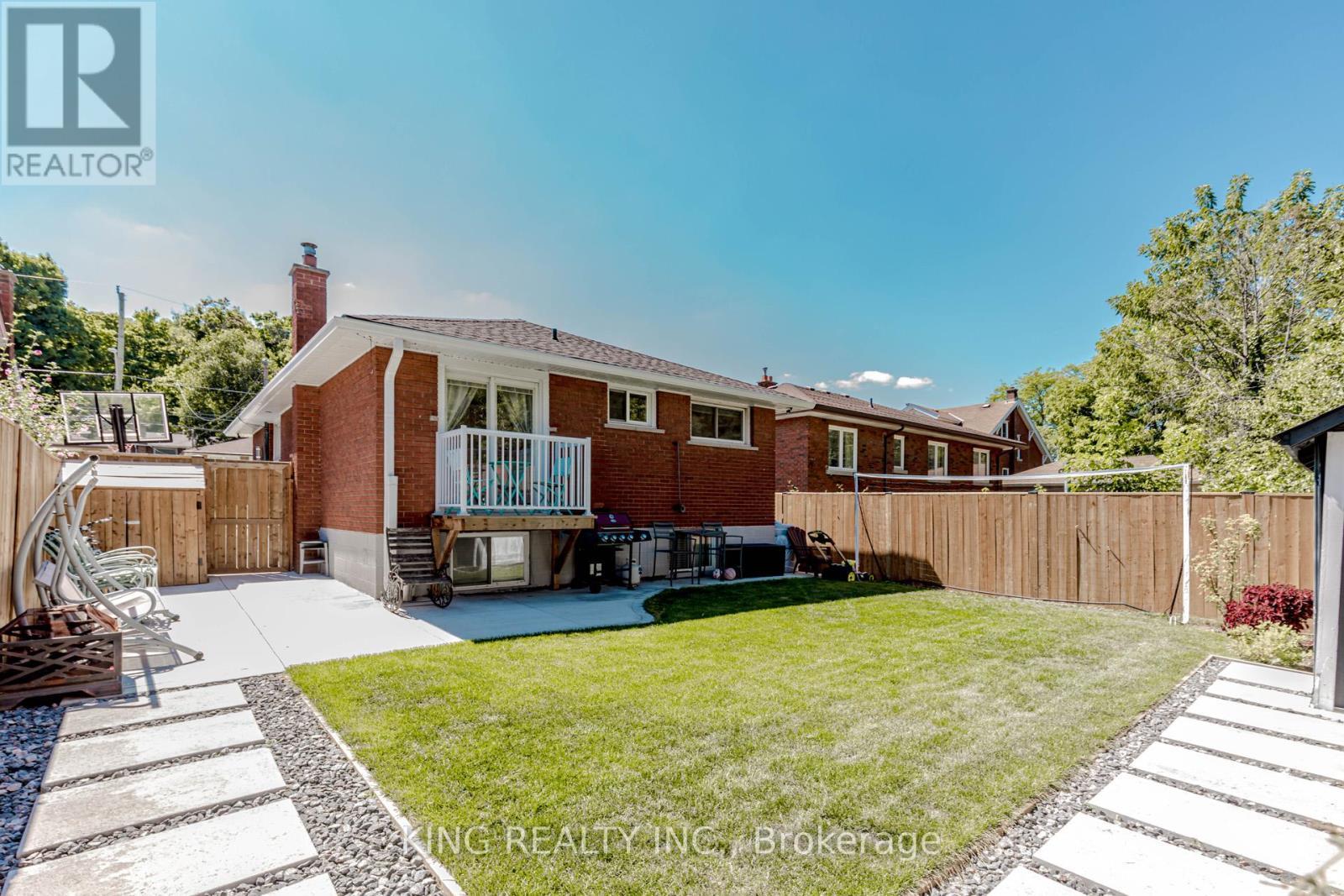 28 Ainslie Avenue, Hamilton, ON - Outdoor With Deck Patio Veranda