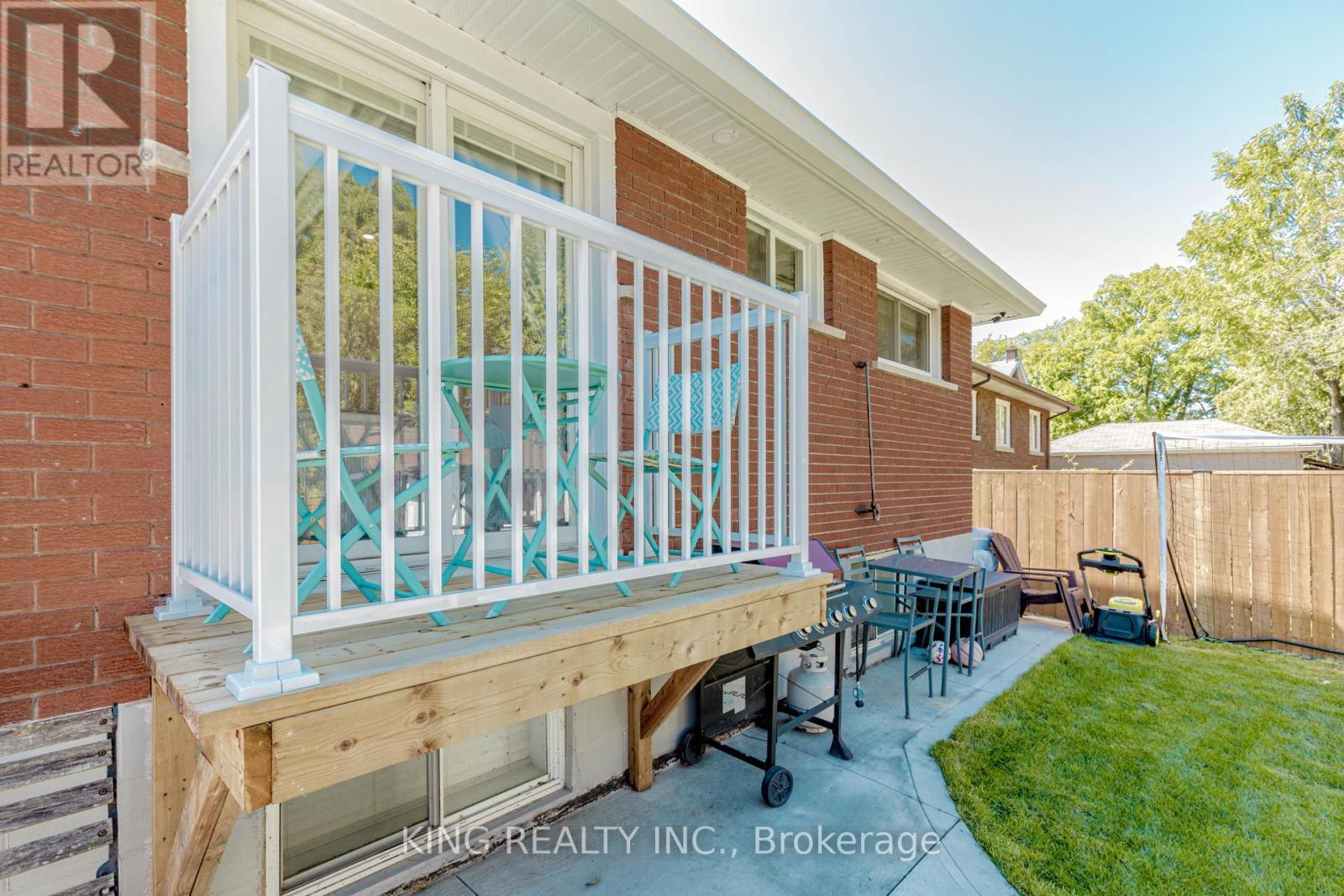 28 Ainslie Avenue, Hamilton, ON - Outdoor With Deck Patio Veranda