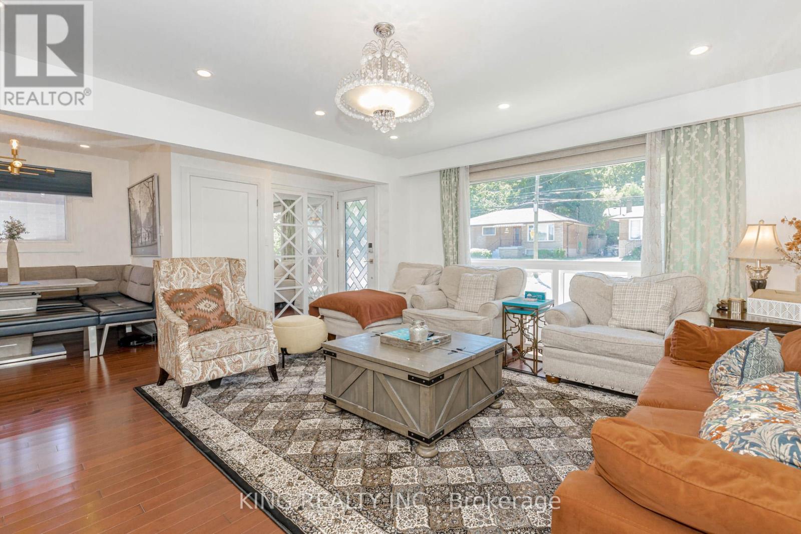 28 Ainslie Avenue, Hamilton, ON - Indoor Photo Showing Living Room