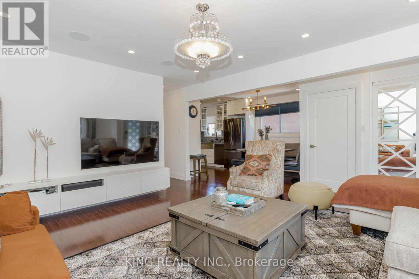28 Ainslie Avenue, Hamilton, ON - Indoor Photo Showing Living Room